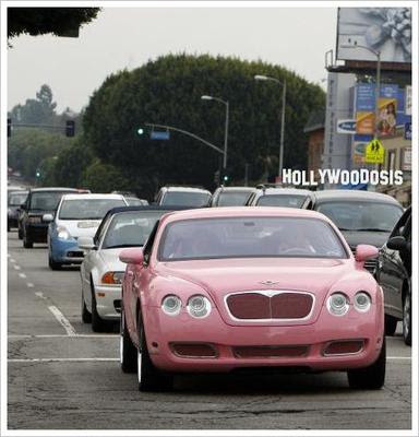  Paris Hilton estrena su nuevo coche rosa   sera el auto de Barbie?