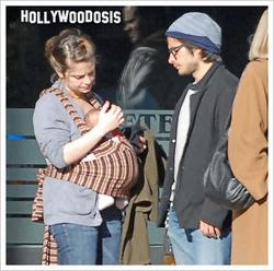  Fotos: Gael Garcia Bernal de paseo con su bebe Lazaro por Madrid