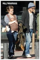 Fotos: Gael Garcia Bernal de paseo con su bebe Lazaro por Madrid Fotos: Gael Garcia Bernal de paseo con su bebe Lazaro por Madrid