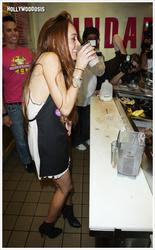 Lindsay Lohan no tiene corpiño, pero si tiene Milkshake propia Lindsay Lohan no tiene corpiño, pero si tiene Milkshake propia