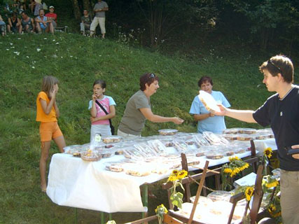 Predstavnice aktiva podeželskih žena so se zopet izkazale s peko in prodajo peciva, ter z drugimi kulinaričnimi posebnostmi.