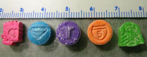 别碰,这些都是毒品