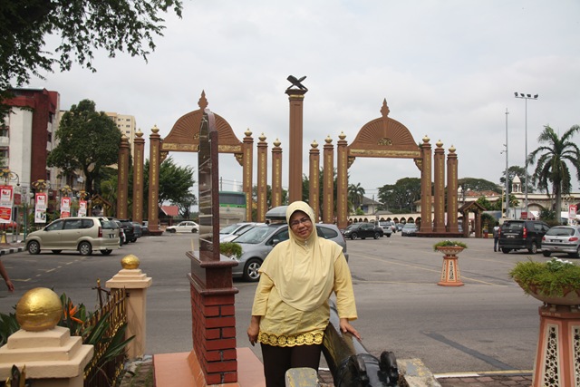 [Ke Pasar Siti Khadijah 25.11.2010 010[2].jpg]