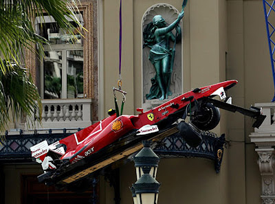 болид Ferrari Фернандо Алонсо эвакуируют с трассы во время субботней сессии свободных заездов на Гран-при Монако 2010