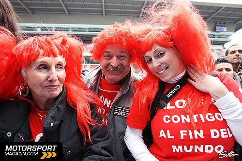 болельщики в красных париках на Гран-при Испании 2010