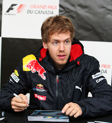 Себастьян Феттель на раздаче автографов на Гран-при Канады 2010