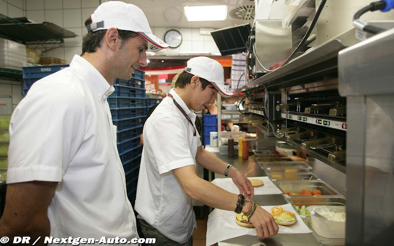 Камуи Кобаяши и Педро де ла Роса готовитят гамбургеры