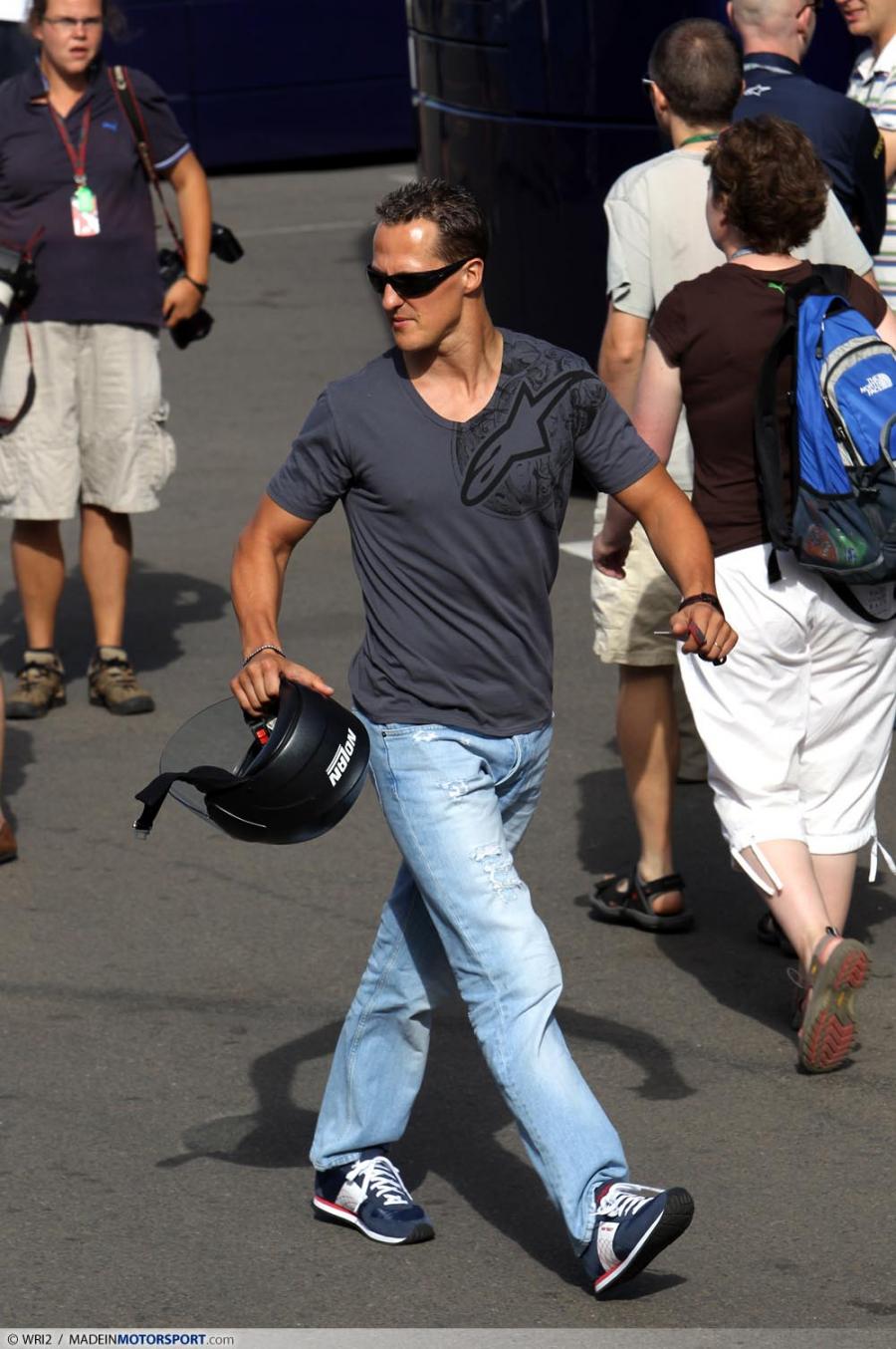 Михаэль Шумахер гуляет на Гран-при Великобритании 2010