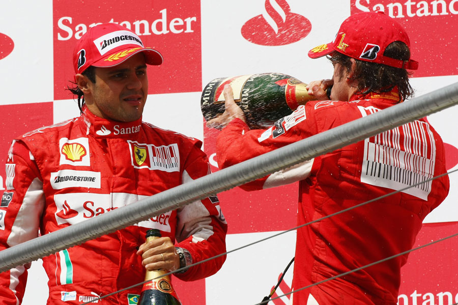 Фелипе Масса и Фернандо Алонсо на подиуме Гран-при Германии 2010