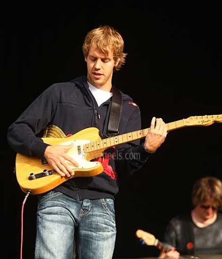 vettel_sil10-ap_guitar1.jpg