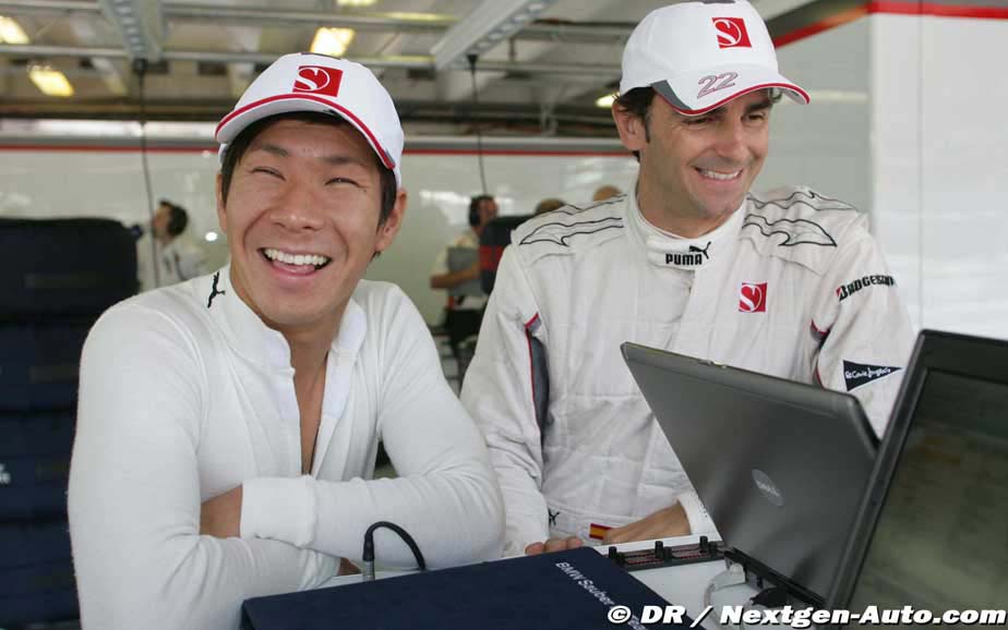 Камуи Кобаяши и Педро де ла Роса в боксах Sauber на Гран-при Венгрии 2010