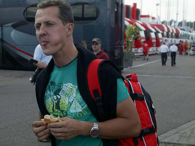 Михаэль Шумахер поглощает фастфуд
