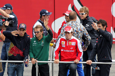 гонщики приветствуют болельщиков на Гран-при Германии 2010