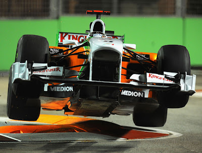 полет Force India Адриана Сутиля на второй пятничной сессии Гран-при Сингапура 2010