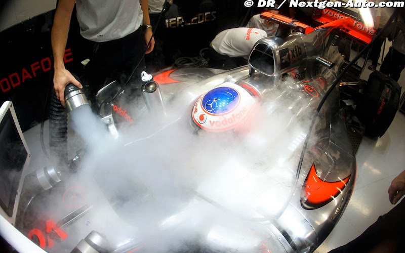 Дженсон Баттон и его McLaren в дыму