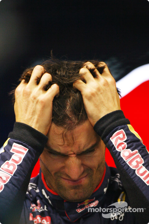 Марк Уэббер держится за голову после квалификации Гран-при Сингапура 2010