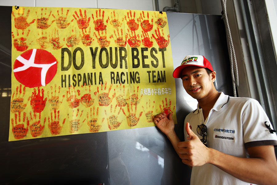 Сакон Ямамото и плакат от болельщиков на Гран-при Японии 2010