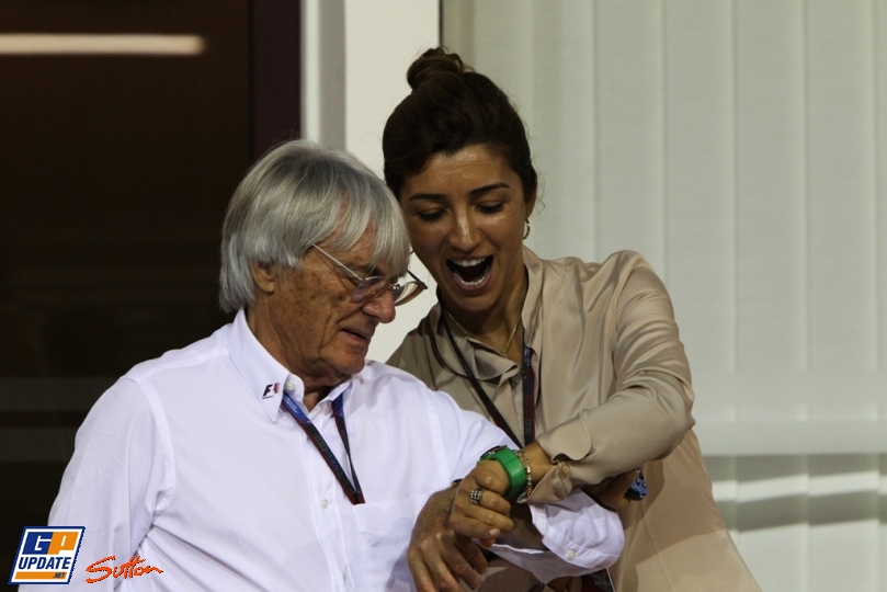 Берни Экклстоун смотрит часы на Гран-при Сингапура 2010