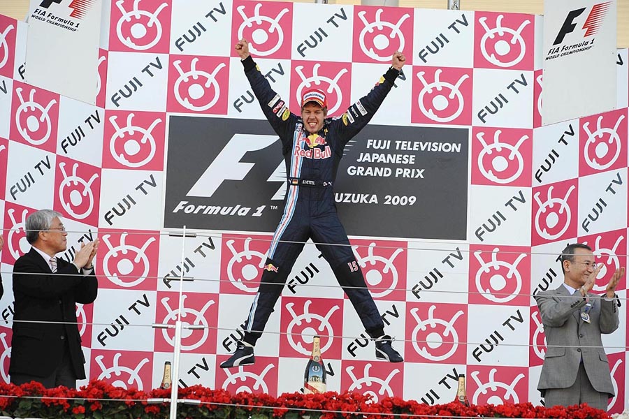 прыжок Себастьяна Феттеля на подиуме Гран-при Японии 2009