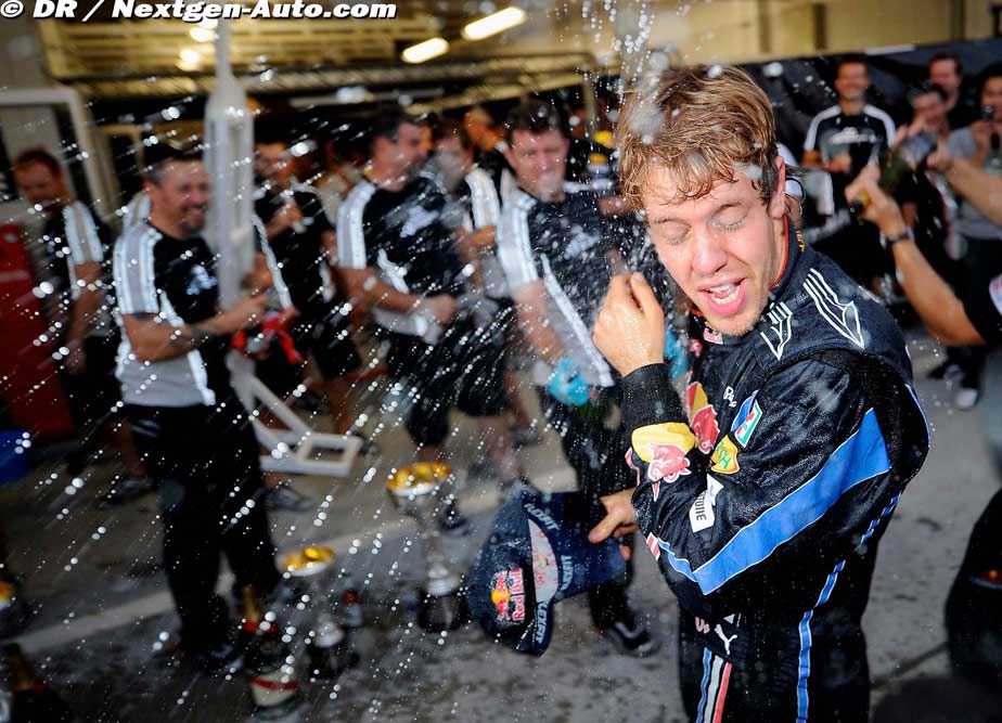 Себастьяна Феттеля обливают шампанским после победы на Гран-при Японии 2010