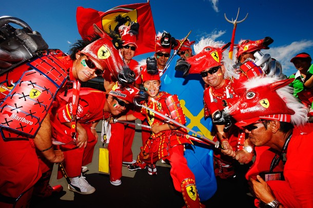 болельщики в невероятных костюмах Ferrari на Гран-при Японии 2010