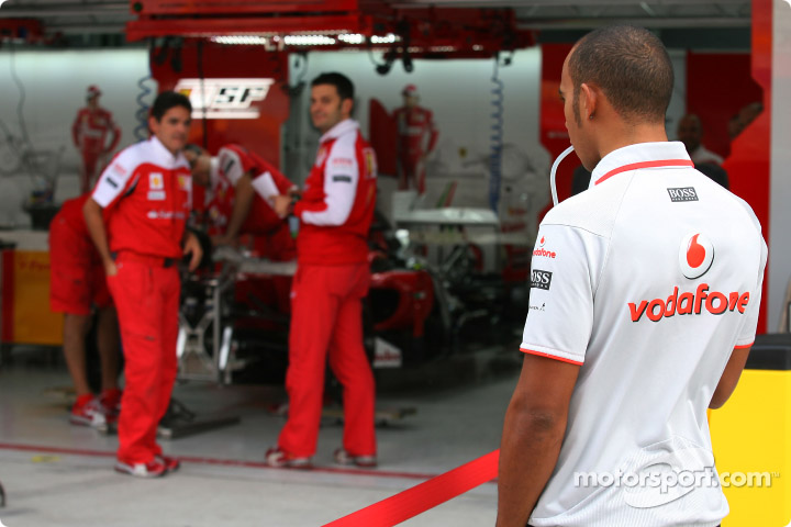 Льюис Хэмилтон шпионит за Ferrari на Гран-при Кореи 2010