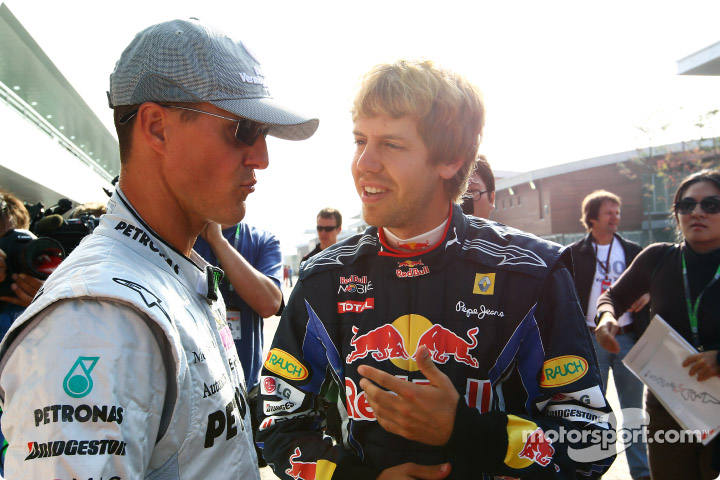 Михаэль Шумахер и Себастьян Феттель общаются на Гран-при Кореи 2010