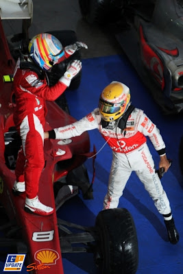 Льюис Хэмилтон поздравляет Фернандо Алонсо с победой на Гран-при Кореи 2010