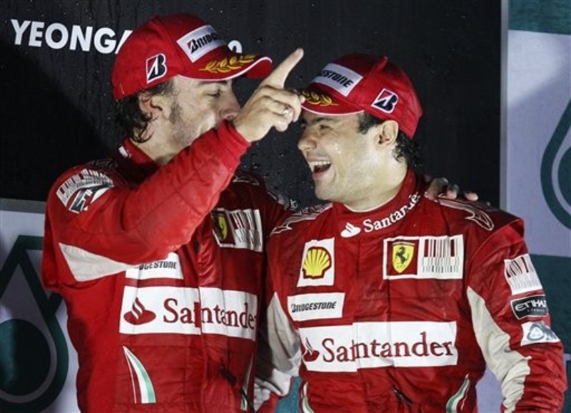 Фернандо Алонсо и Фелипе Масса на подиуме Гран-при Кореи 2010 радуются отличному результату