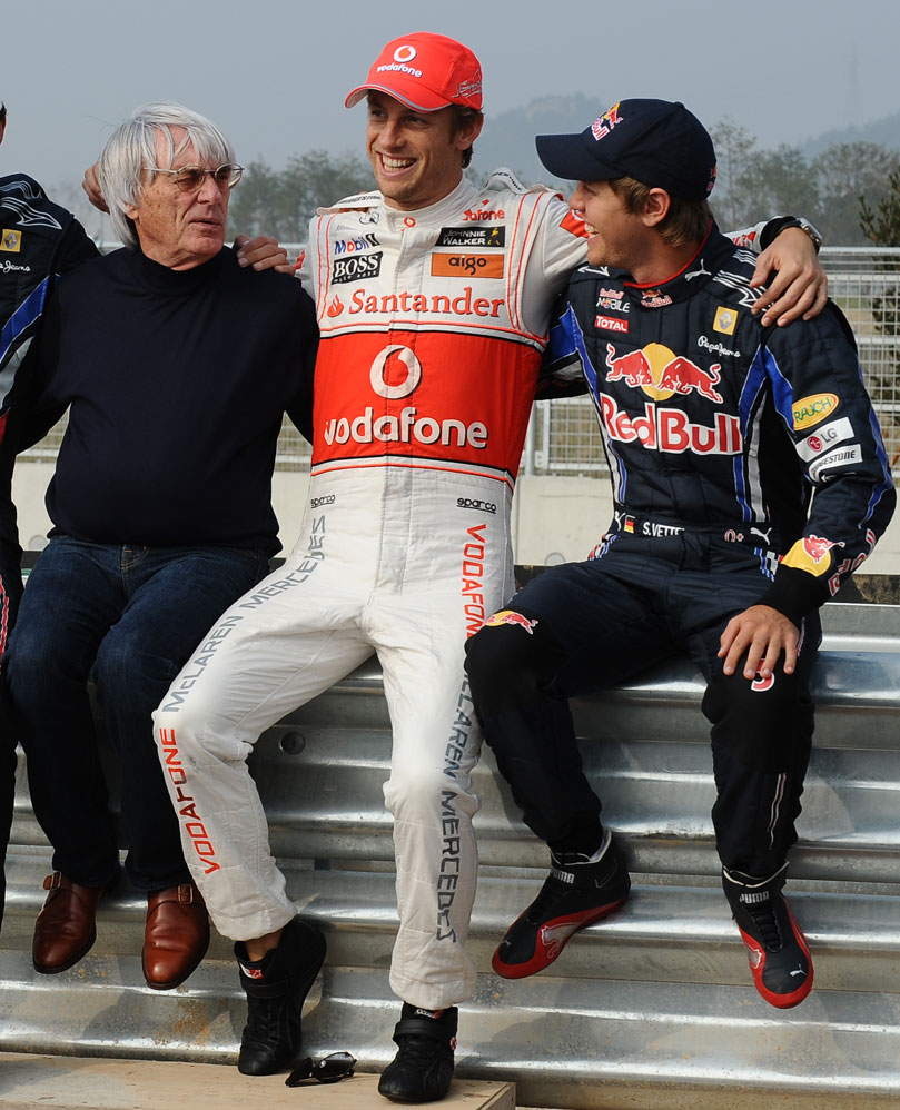 Дженсон Баттон в обнимку с Берни Экклстоуном и Себастьяном Феттелем на Гран-при Кореи 2010