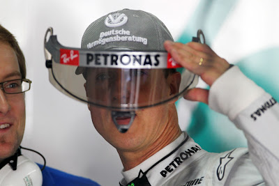Михаэль Шумахер смотрит через визор шлема на Гран-при Бразилии 2010