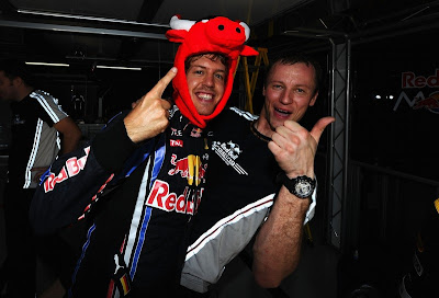 Себастьян Феттель в шапке Red Bull на Гран-при Бразилии 2010