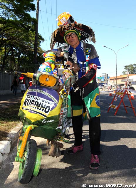 болельщик Рубенса Баррикелло с фан-байком на Гран-при Бразилии 2010