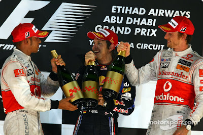 подиум Гран-при Абу-Даби 2010 пилоты чокаются шампанским