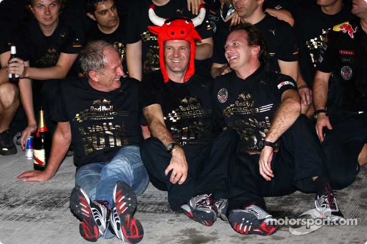 Хельмут Марко Кристиан Хорнер и Эдриан Ньюи празднуют победу на Гран-при Абу-Даби 2010 и в чемпионате
