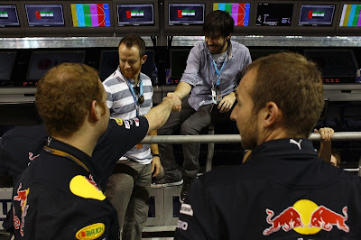 Дэвид Фаррелл и Майк Шинода здороваются с механками Red Bull на Гран-при Абу-Даби 2010
