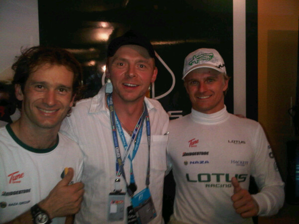 гонщики Lotus Ярно Трулли и Хейкки Ковалайнен вместе с Саймоном Пеггом на Гран-при Абу-Даби 2010