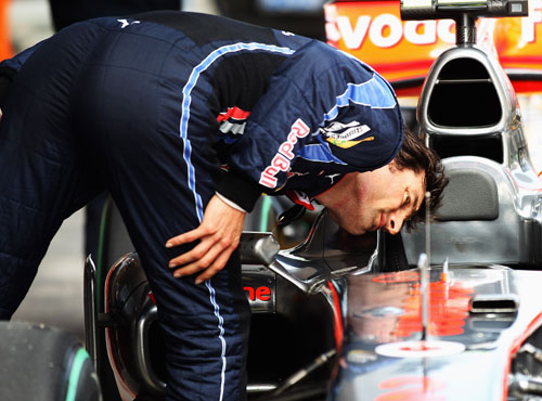 Марк Уэббер ищет F-duct на McLaren на Гран-при Китая 2010
