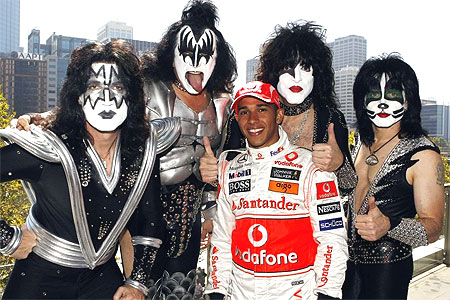 Льюис Хэмилтон с участниками группы KISS на Гран-при Австралии 2008