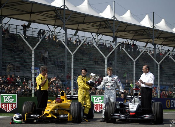 Кими Райкконен передает приз Джанкарло Физикелле на Гран-при Сан-Марино 2003