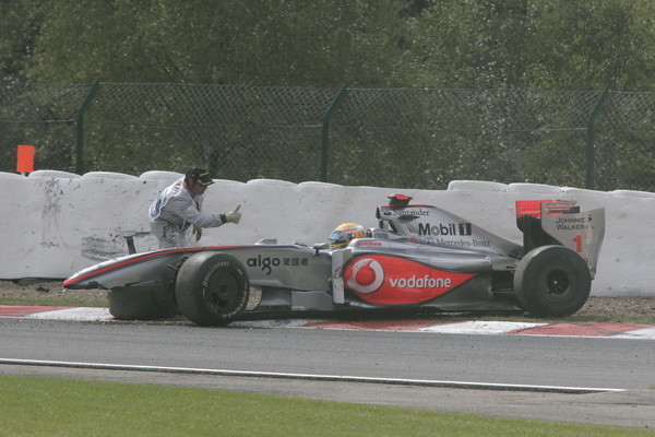 Льюис Хэмилтон разбивает свой McLaren на Гран-при Италии 2010