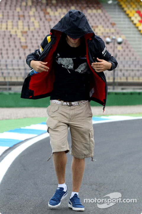 Себастьян Феттель в капюшоне гуляет на трассе в Хоккенхайме на Гран-при Германии 2010