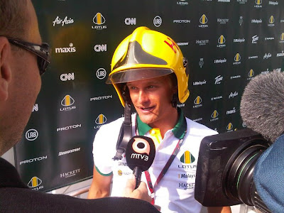 Хейкки Ковалайнен в шлеме пожирника дает интервью на Гран-при Японии 2010