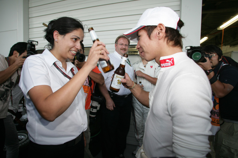 Мониша Кальтенборн и Камуи Кобаяши пьют японское пиво на Гран-при Японии 2010