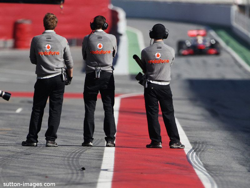 механики McLaren на питлейне ждут своего пилота на предсезонных тестах 2011 в Барселоне 21 февраля 2011