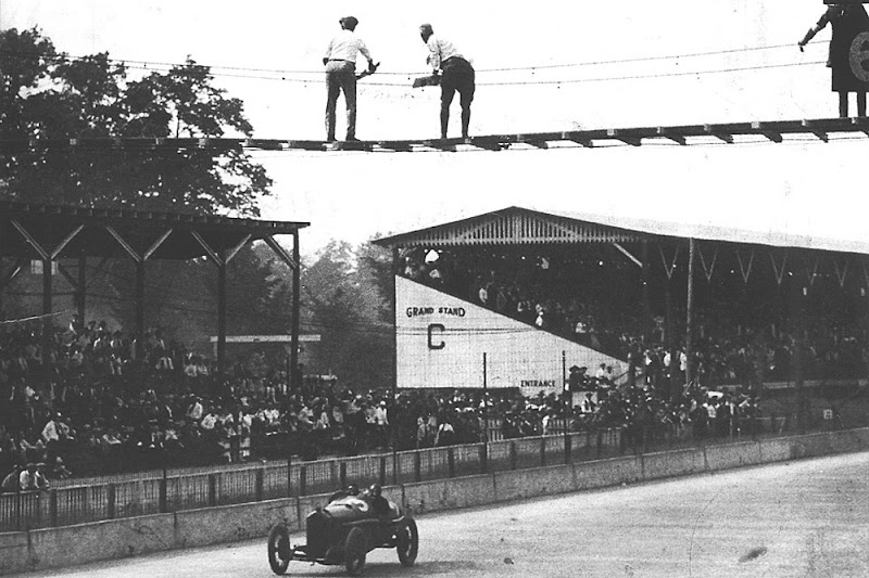 подвесной мост над треком в Индианаполисе 1910-1920 год