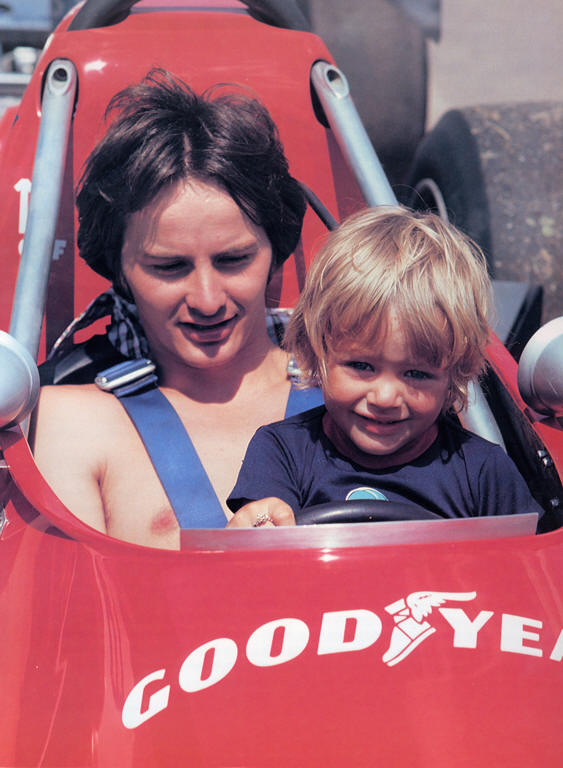 Жиль Вильнев и маленький Жак Вильнев в кокпите Ferrari