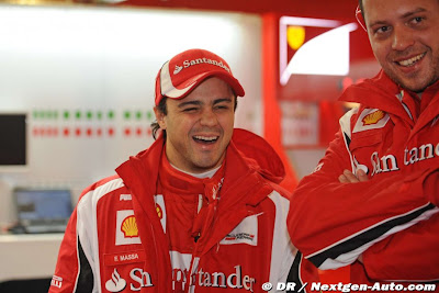 Фелипе Масса и механик Ferrari смеются напредсезонных тестах 2011 в Барселоне