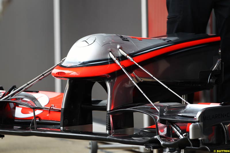 переднее антикрыло странной конструкции на McLaren на предсезонных тестах 2011 в Барселоне