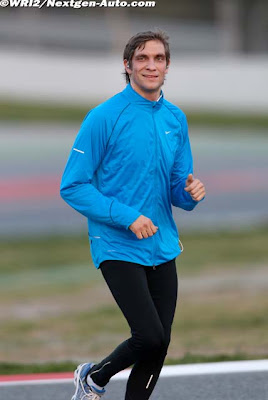 Виталий Петров на пробежке на трассе Каталунья на тестах 2011